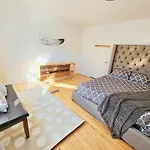 Downtown Toronto 3 Bedrooms - 1 Free Parking