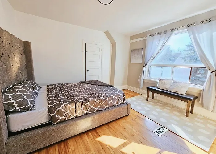 Downtown Toronto 3 Bedrooms - 1 Free Parking