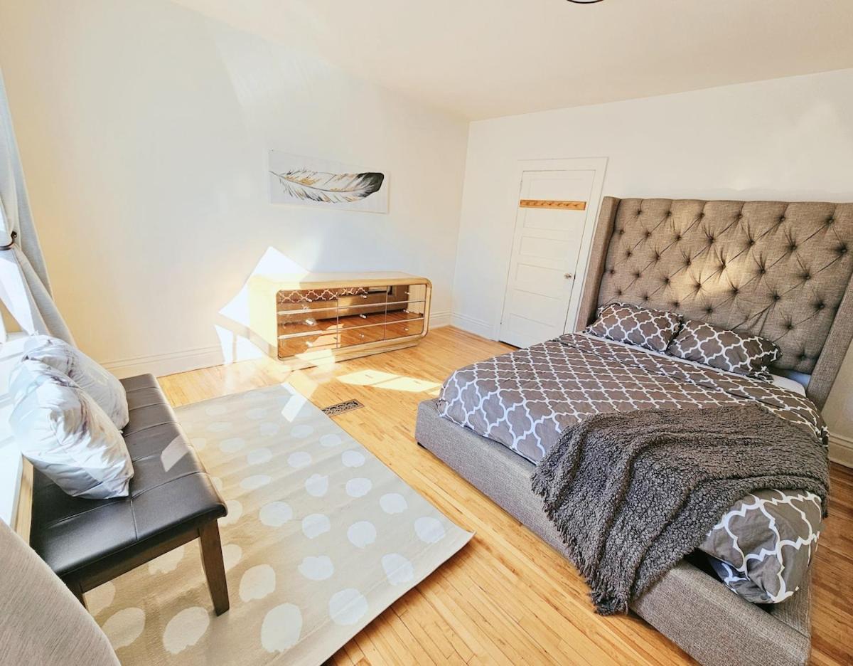 Downtown 3 Bedrooms - 1 Free Parking Apartment Toronto